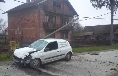 Pizzeriji ukrao auto: Divljao pa se zabio u rasvjetu i pobjegao