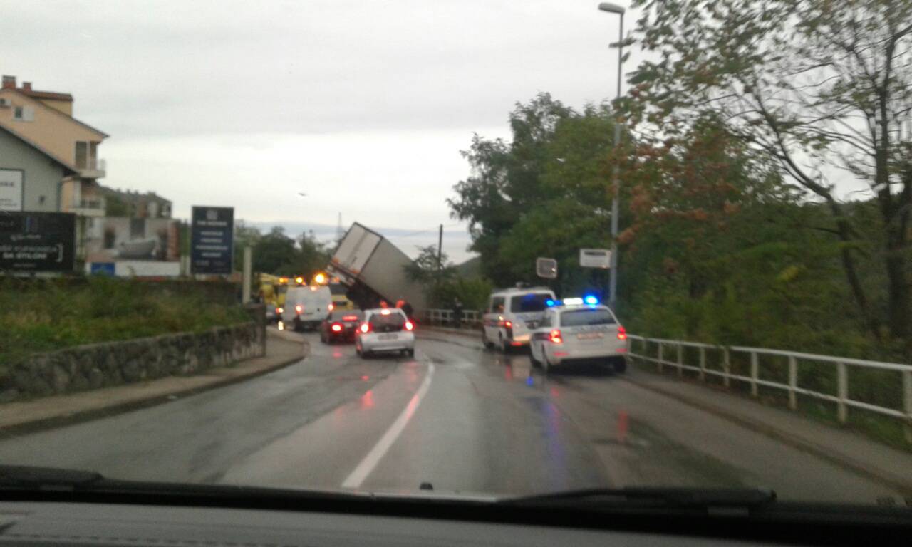 Kamion sletio s ceste i popeo se na ogradu trgovačkog centra