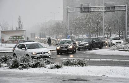 Galerija iz Slavonskog Broda: Gusti snijeg stvara probleme