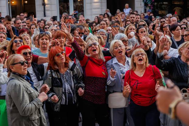 Split: Građani se okupili u spomen na Halida Bešlića na gradskoj Pjaci
