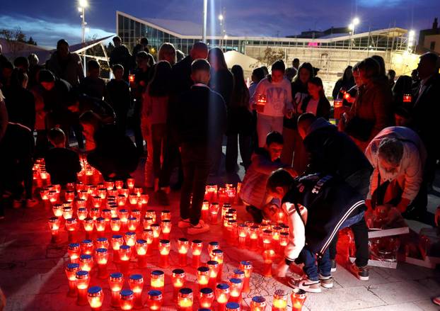 Šibenik: Na Trgu palih branitelja Domovinskog rata zapaljene su svije?e za Vukovar 