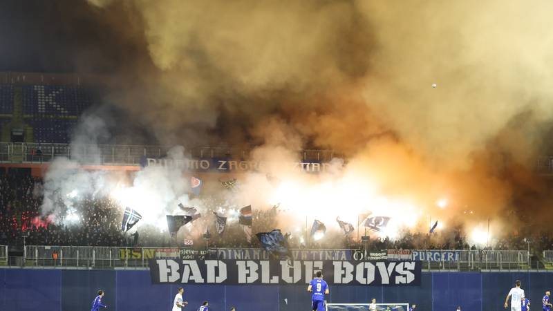 FOTO Bad Blue Boysi proslavili uz bakljadu pobjedu u derbiju