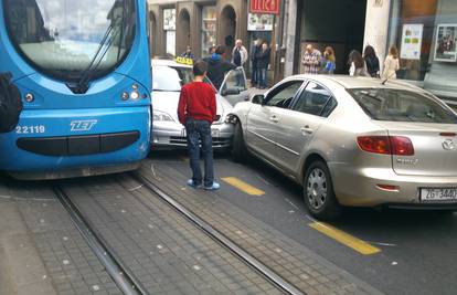 Zastoj u zagrebačkoj Ilici zbog sudara auta, taksija i tramvaja