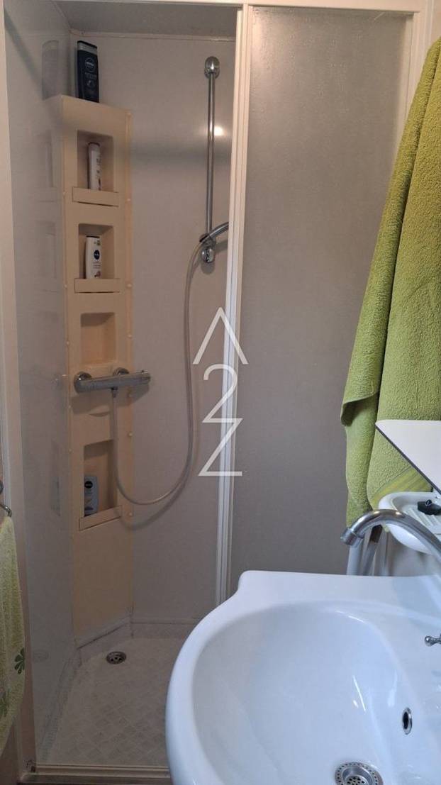 FOTO U Novalji prodaju kućicu od 30 m2 za 12.000 €! Mobilna je: 3 su hladnjaka i ova oprema