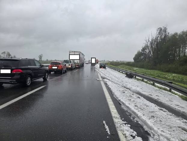 Pogledajte kaos na A3 zbog prevrnutog kamiona: Čekamo satima. Možda dočekamo jutro