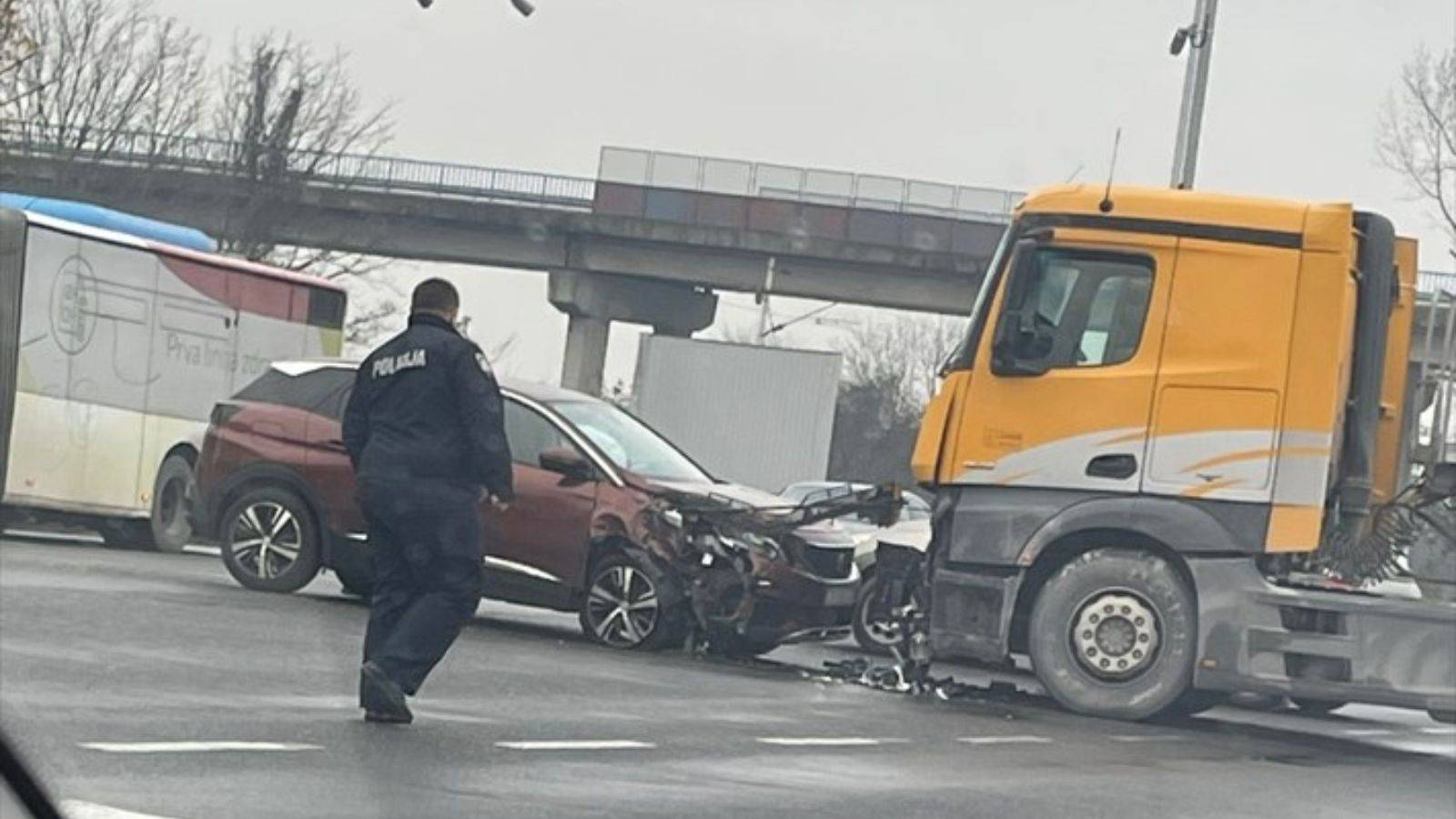 Kamion i auto sudarili se u Zagrebu, jedan čovjek ozlijeđen