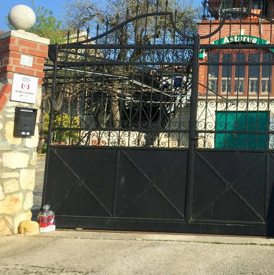 Brtonigla sablasno prazna, a ispred restorana gore lampioni