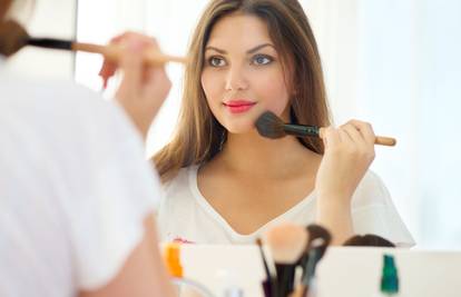 Stari proizvodi mogu naštetiti koži: Evo koliko traje šminka