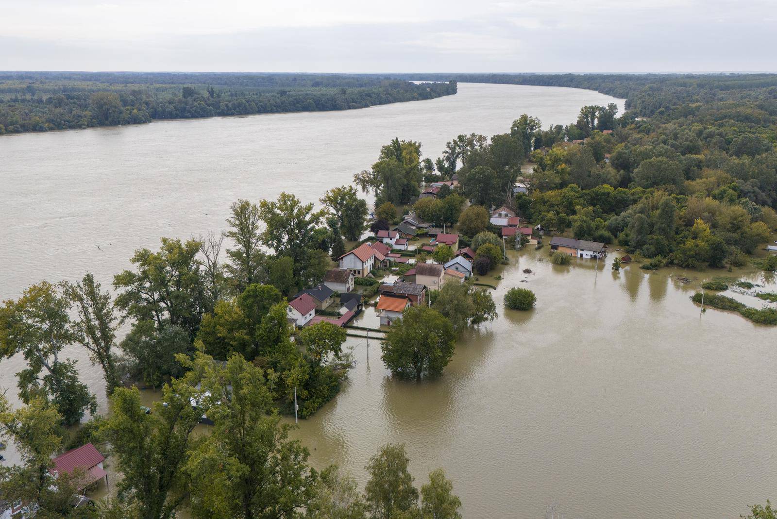 Pogled iz zraka na vikendaško naselje Zeleni otok koje je potpuno poplavljeno