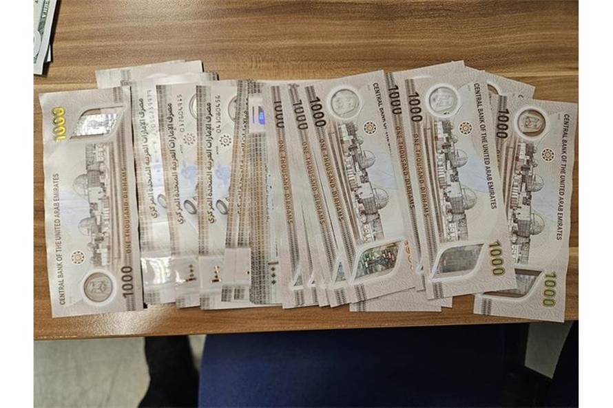 Našli mu eure, dirhame, dolare na granici. Dobio 6000€ kazne