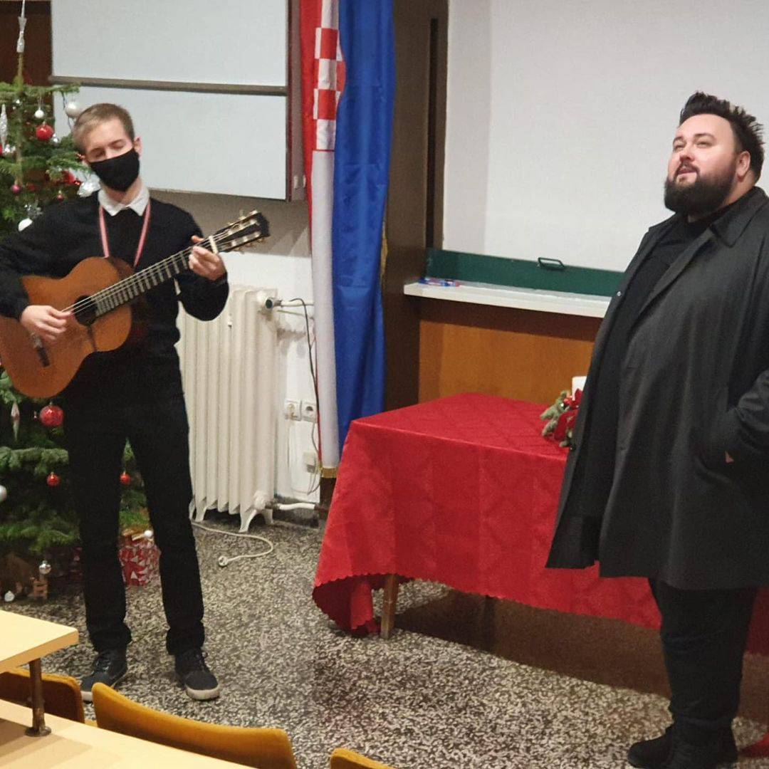 Houdek je zapjevao u Klinici za infektivne bolesti pa je pozirao s Markotić: Čuvajmo jedni druge