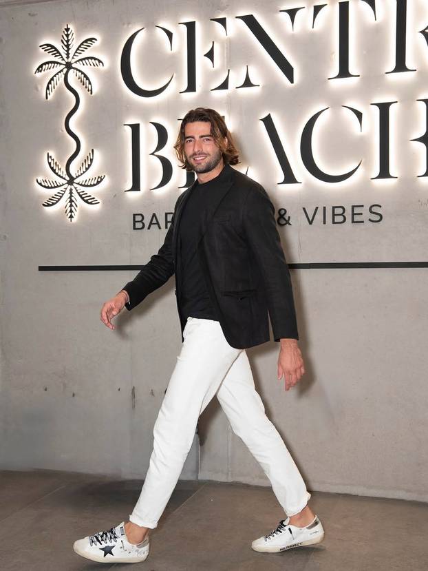 FOTO U zagrljaju s Majom! Šime Elez objavio fotke s proslave 27. rođendana: 'Neka party počne'