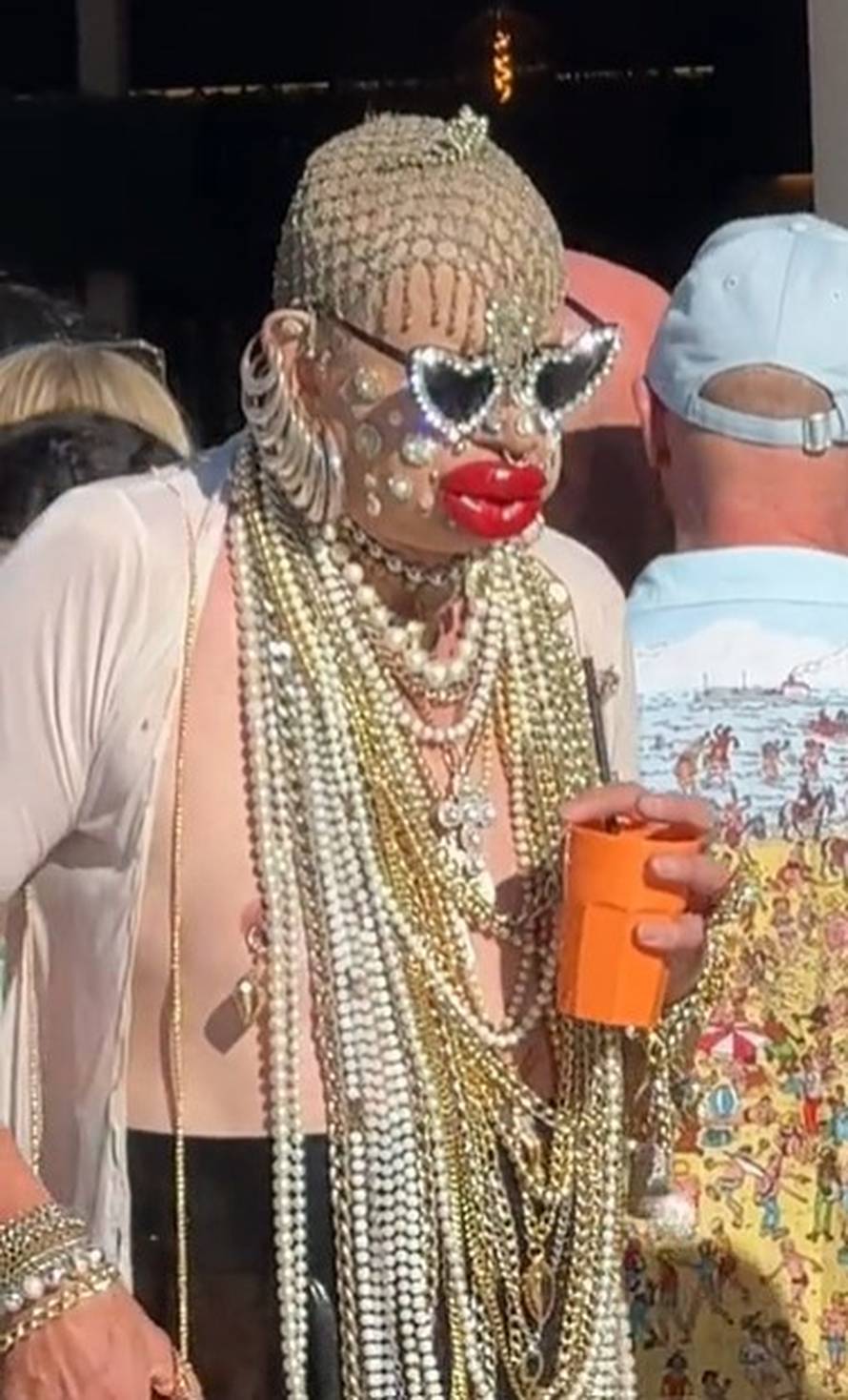 VIDEO Bizarni partijaner je hit TikToka: 'Da, usne su prave!'