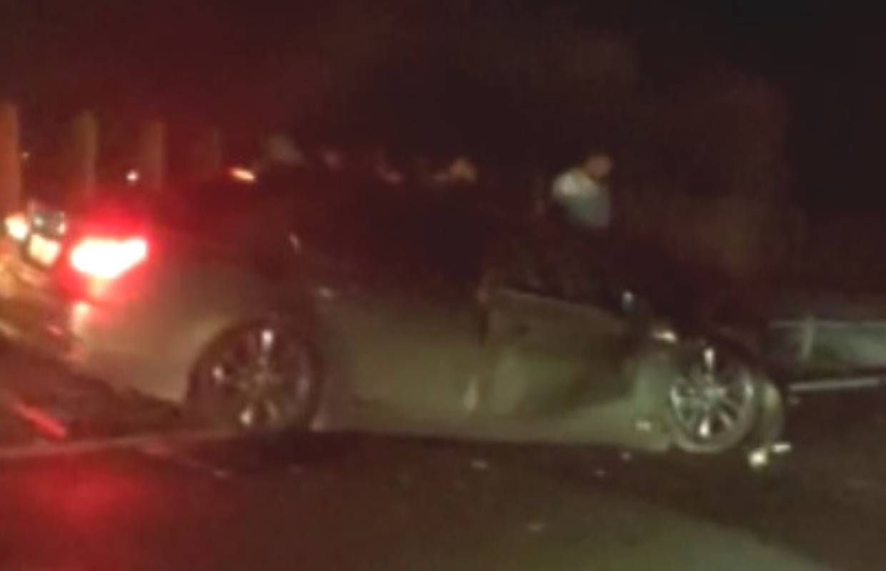 Stravičan prizor: Kamion je na boku, auto je potpuno smrskan