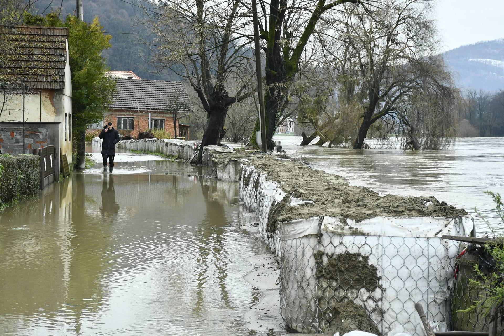 Dio Hrvatske Kostajnice pod vodom, izlila se rijeka Una