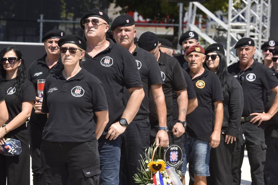 Knin: Pripadnici HOS-a odali počast braniteljima na spomeniku Oluja 95