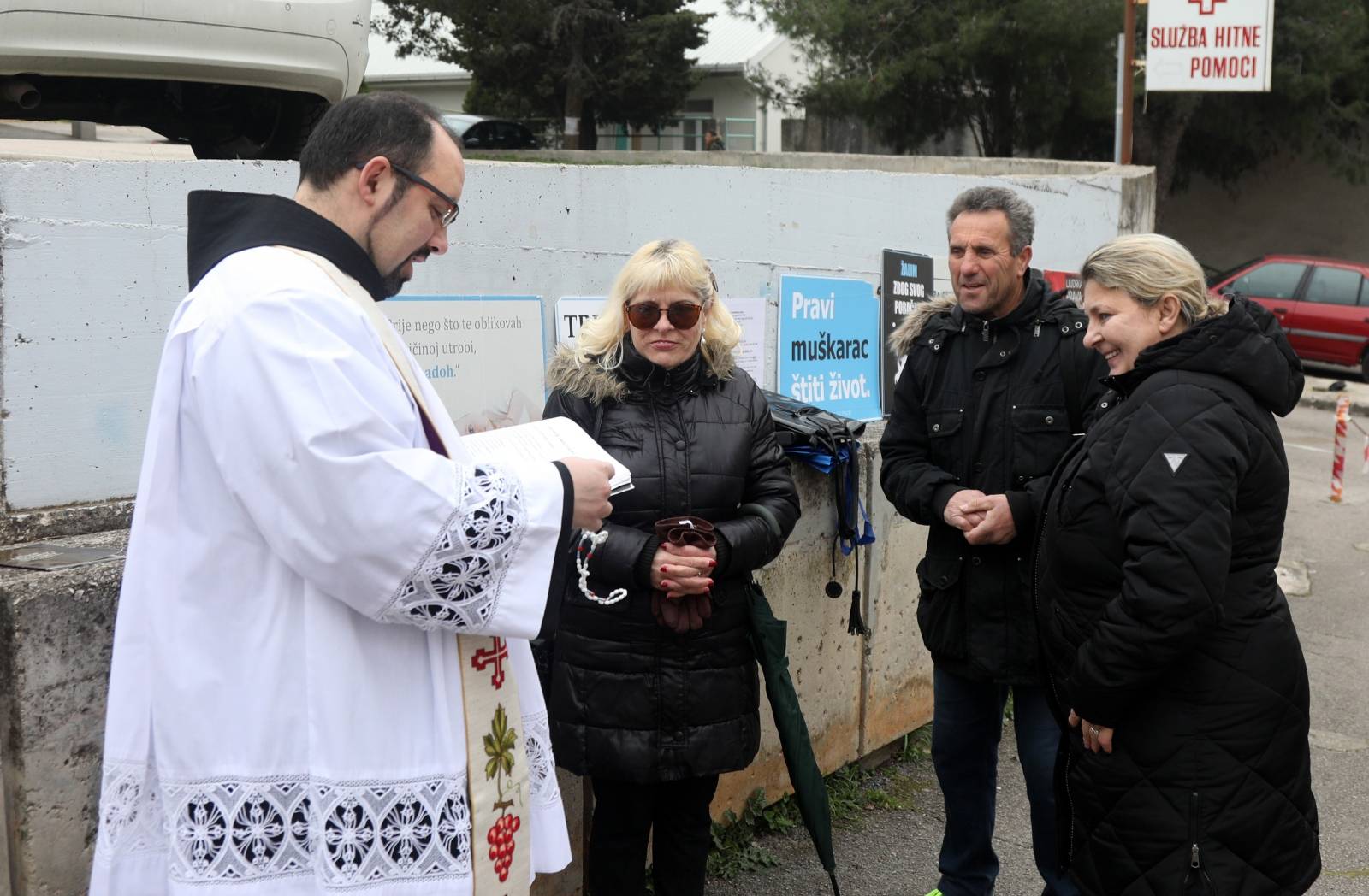 Šibenik: Članovi inicijative "40 dana za život" u molitvi ispred Poliklinike