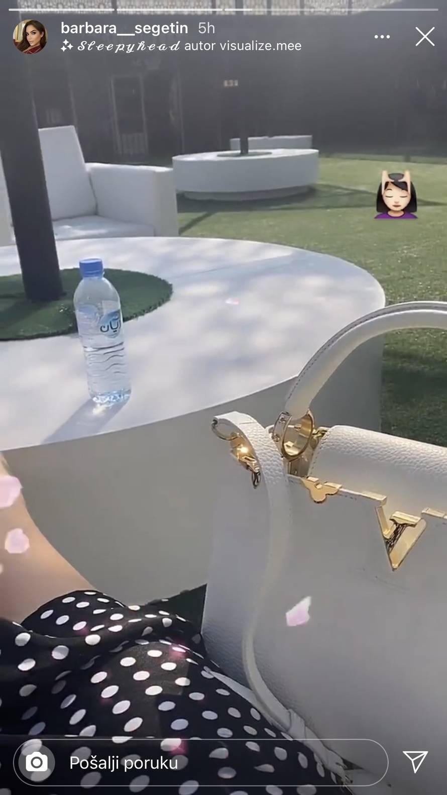 Barbara Šegetin prati dečka na teniske mečeve, drže se za ruke