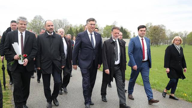 Premijer sa suradnicima i predstavnicima manjina odao po?ast žrtvama logora Jasenovac