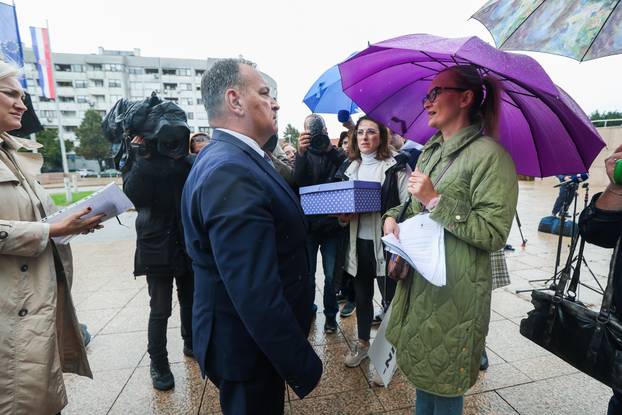 Zagreb: Udruga Sjena uručila Berošu potpise peticije "Za Antu i svu djecu s teškoćama: Vaš glas - njihova prilika za razvoj!"