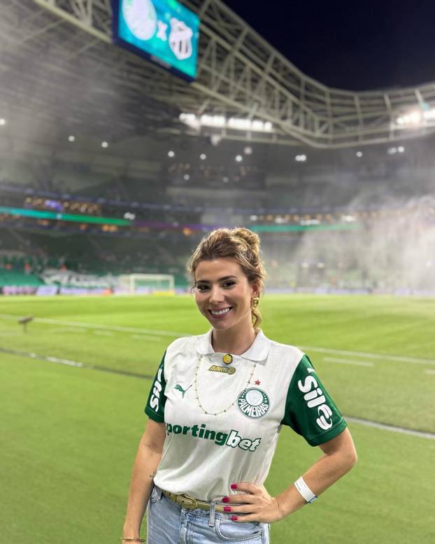 FOTO Fatalna plavuša tečno govori čak četiri jezika, a prije novinarstva bila je konobarica