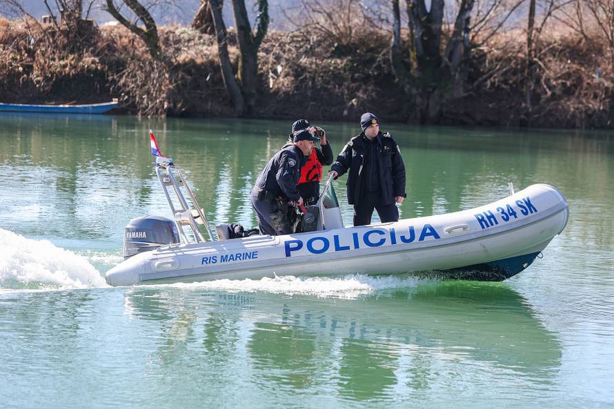 24sata Hrvatska Kostajnica: Policajci koji su prvi pronašli migrante koji su spašeni iz rijeke Une