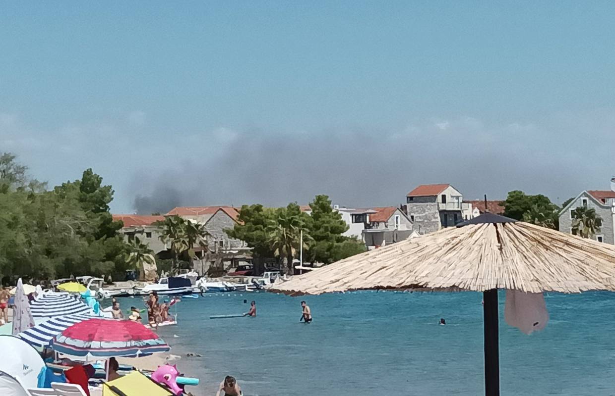 Opet dim kod Vodica: 'Riječ je o neizgorenom dijelu starog požara, vatrogasci su na terenu'