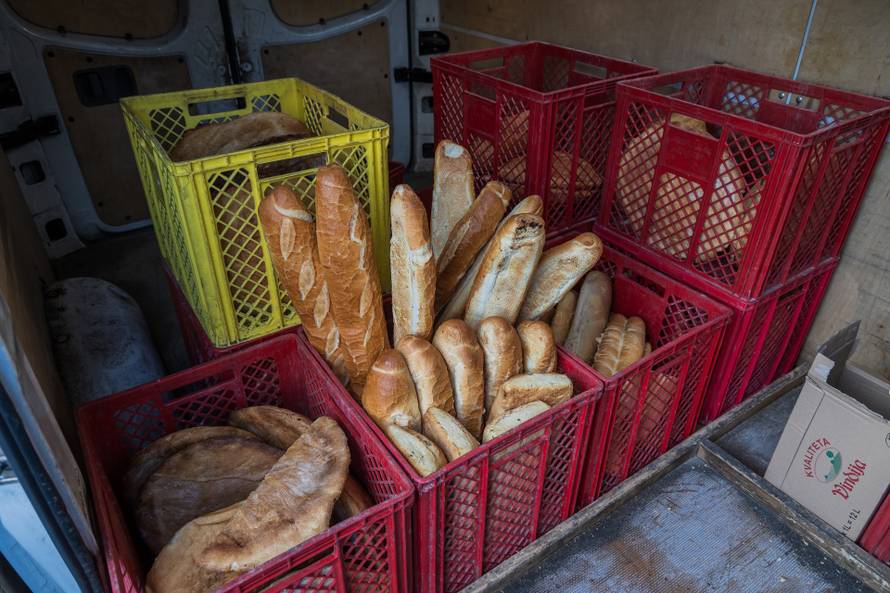 Katuni Kreševo: Reportaža o dostavi kruha u malenim zaselcima Dalmatinske zagore