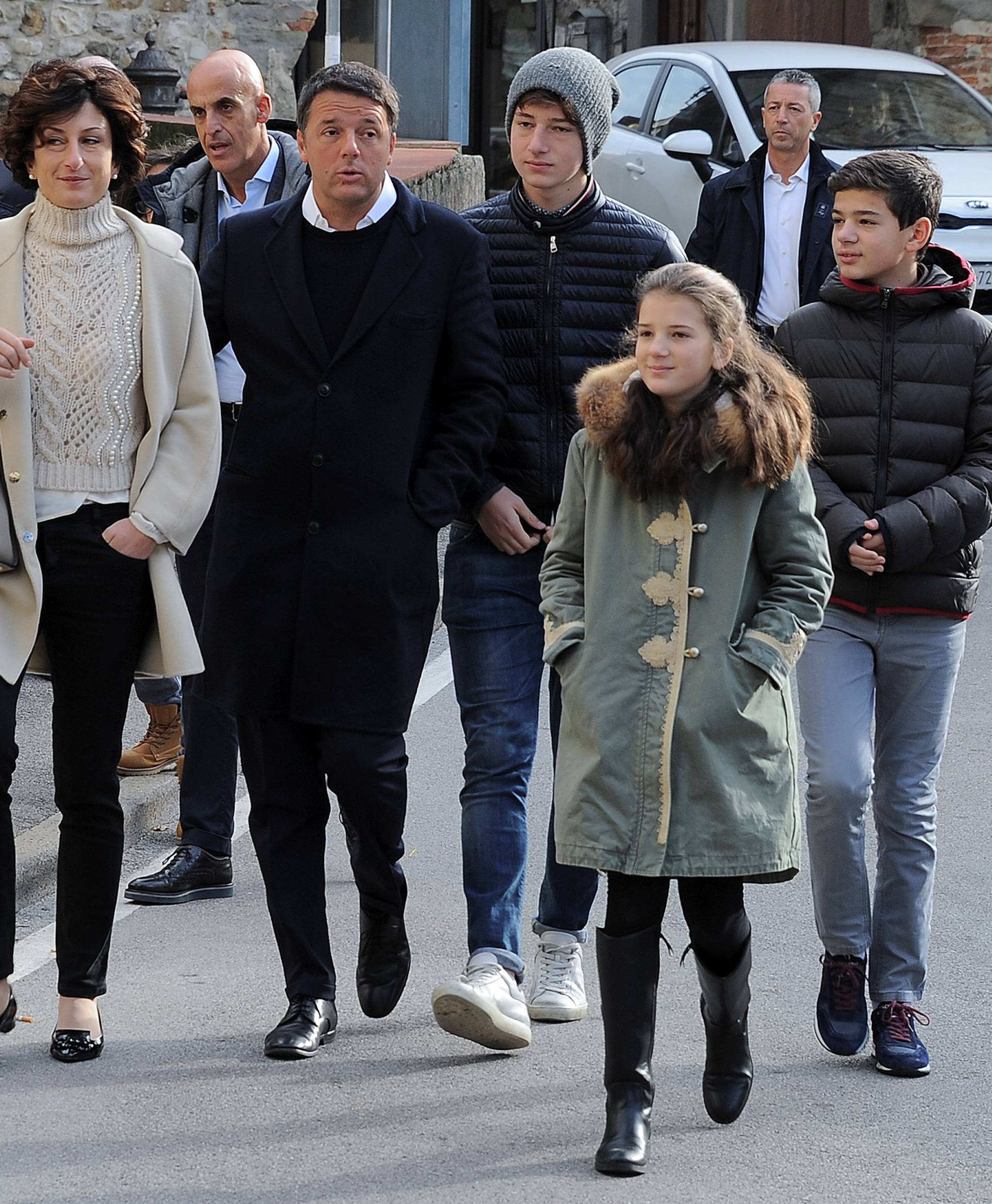 Italian Prime Minister Matteo Renzi and his wife Agnese arrive to cast their votes with their children during the referendum on constitutional reform, in Pontassieve