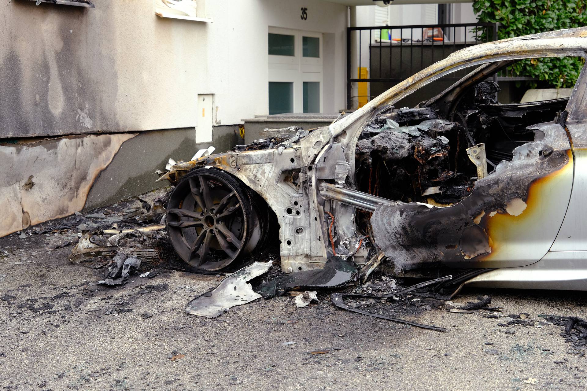 Požar u Zagrebu: Izgorio automobil u Maksimiru, vatra oštetila i kuću