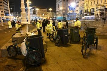 Zagreb: Djelatnici &Ccaron;isto&cacute;e &ccaron;iste trg nakon do&ccaron;eka rukometa&scaron;a