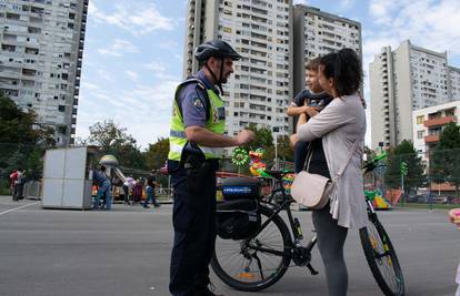 Policajac: Djeca mogu voziti bicikl kolnikom, ali uz roditelje