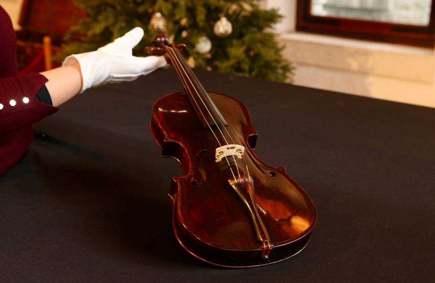 Split: Na Adventu u muzeju predstavljena najlakša violina na svijetu