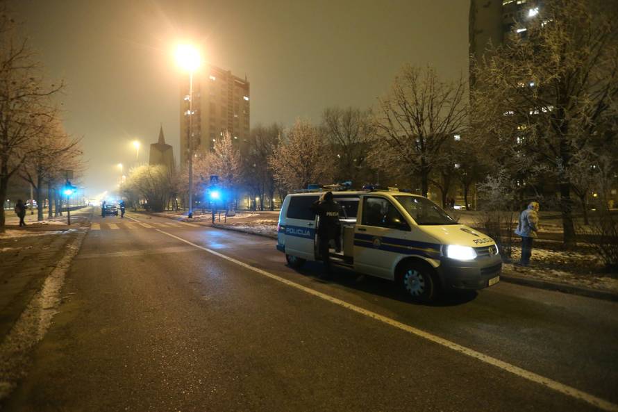 Teška nesreća: Auto naletio na policajce dok su radili očevid