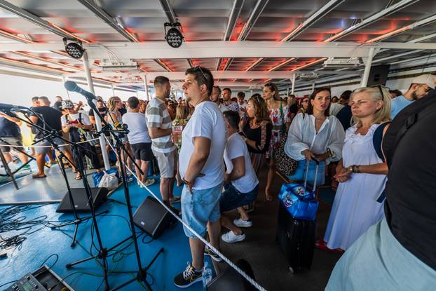 Split: Trajekt Oliver na kojem se održava koncert za vrijeme plovidbe do Vela Luke