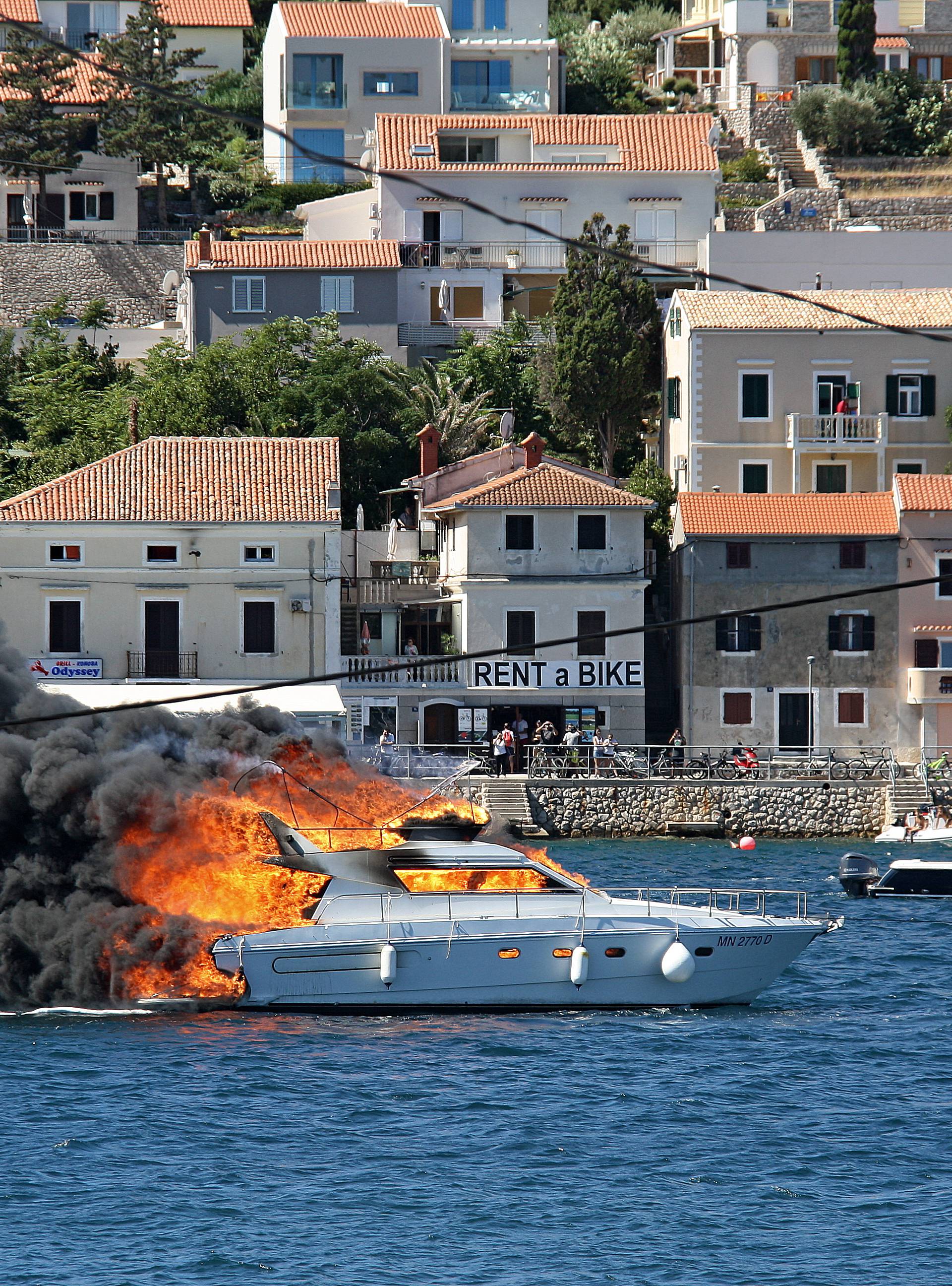 Drama u Malom Lošinju: 'Sat vremena gase požar na jahti'