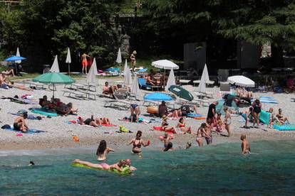 FOTO Prekrasna plaža Peharovo u Lovranu već  je prepuna turista