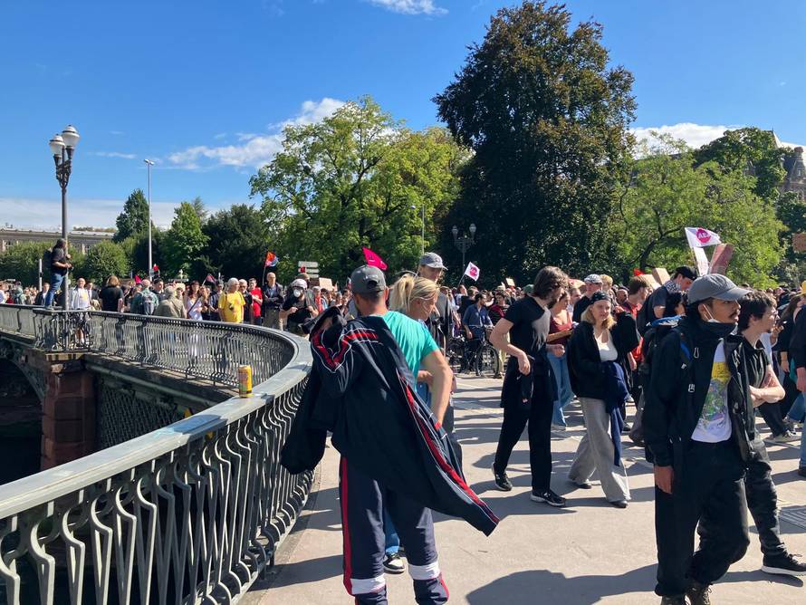 VIDEO Tako to rade Francuzi. Prijestolnica EU je u blokadi: 'Macron militarizira državu!'