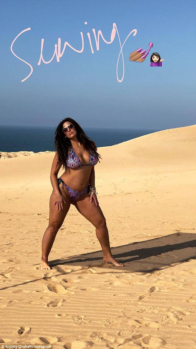 Badići za sve: Ashley Graham opet zavodi bujnim oblinama