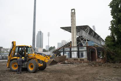 FOTO Pogledajte kako polako nestaje naš kultni stadion. Bageri i rušenje prije obnove...