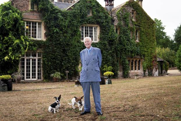 Group breaks into aristocrat's £3.5m estate - to take photos and sit on furniture