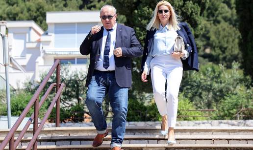 Fani Kerum je za biralište odabrala elegantni outfit i štikle koje stoje oko 800 eura