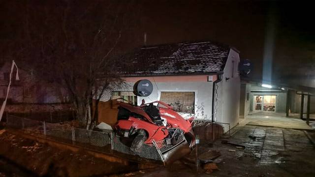FOTO Teška nesreća u Bjelovaru: Autom se zabio u betonski stup, mladić je na mjestu poginuo...