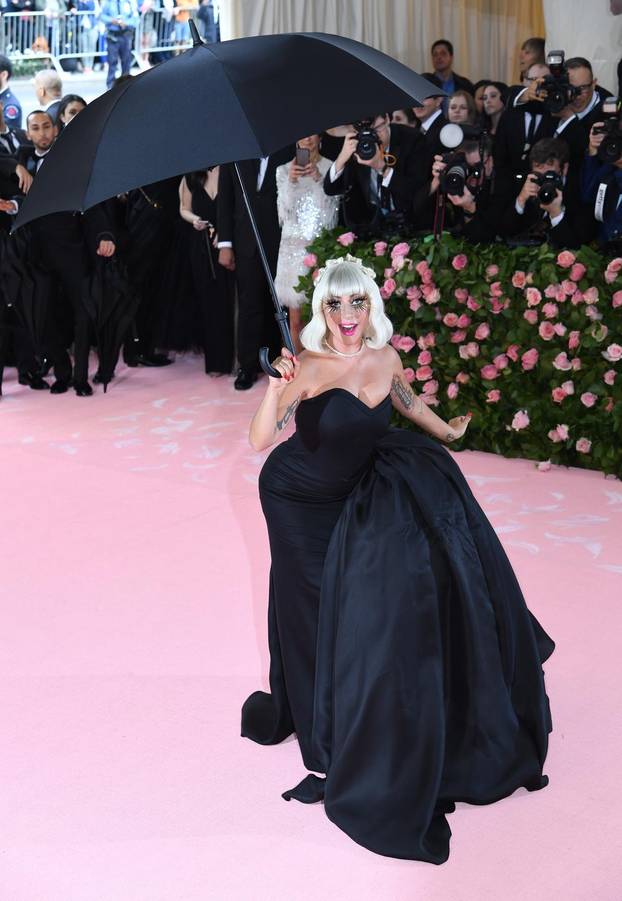 Poznati dolaze na Met Galu u New Yorku