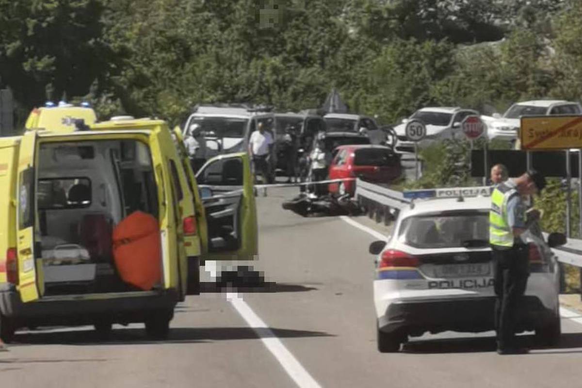 Pješak prelazio cestu na mjestu gdje nema pješačkog prijelaza, motociklist naletio na njega