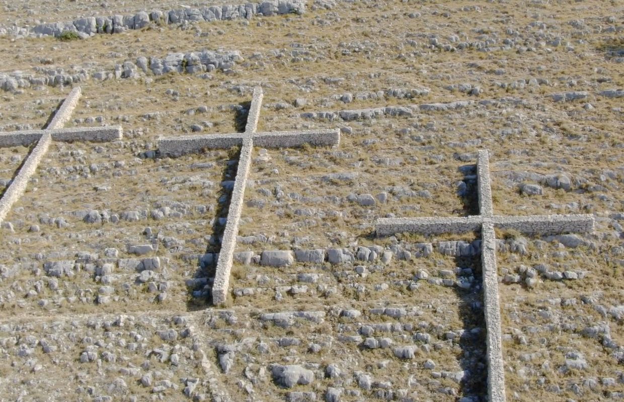 Digli smo dron iznad Velikog Kornata: 12 kamenitih križeva u spomen na heroje vatrogasce