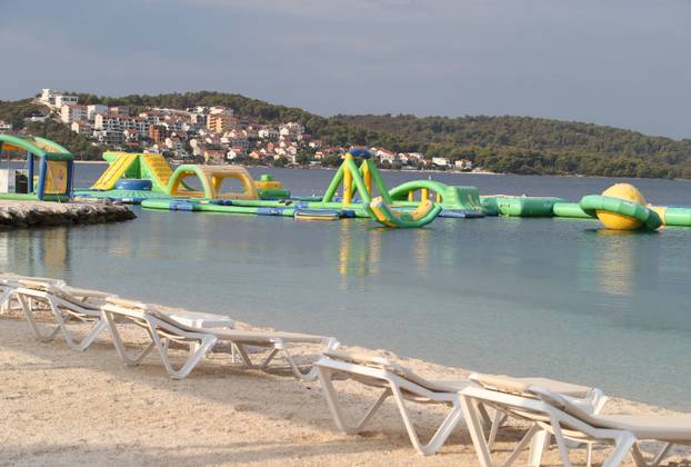 Plaža u Okrugu Gornjem prije samo nekoliko dana bila je puna turista