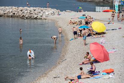 Pakleni prvi dan ljeta: Neki su jedva dočekali pokazati nove badiće, u Zagrebu gužva u hladu