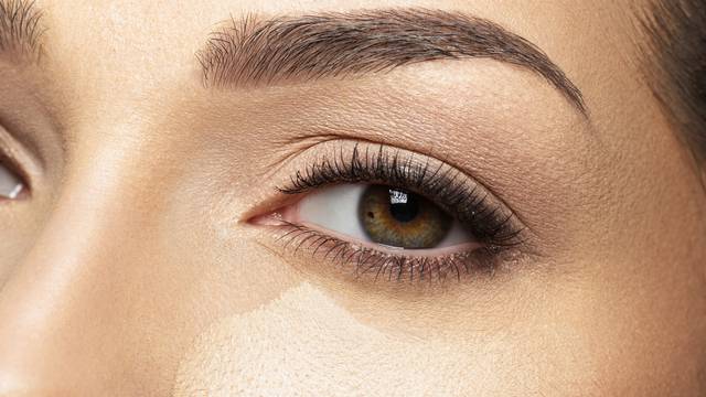 Kožu prije nanošenja korektora treba pripremiti: Hidratizirajte osjetljivo područje oko očiju
