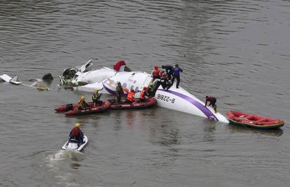 Avion pao u rijeku, poginulo je 23 ljudi, 20 ih čudom preživjelo 